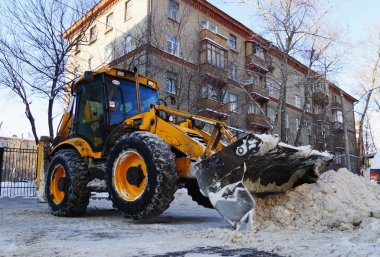 Moskova, Rusya - Ocak, 2015: Buldozer, kar kaldırma. Şehrin sokaklarında kışın Moskova'da temizlik..