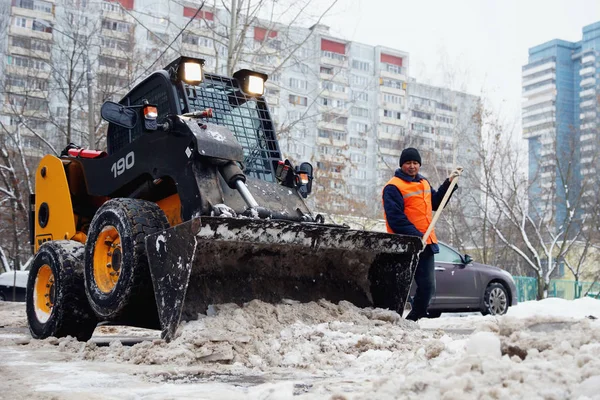 Moskau Russland Januar 2015 Mini Planierraupe Und Arbeiter Räumen Den — Stockfoto