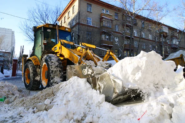 Moscow Rússia Janeiro 2015 Bulldozer Levanta Neve Limpeza Das Ruas — Fotografia de Stock