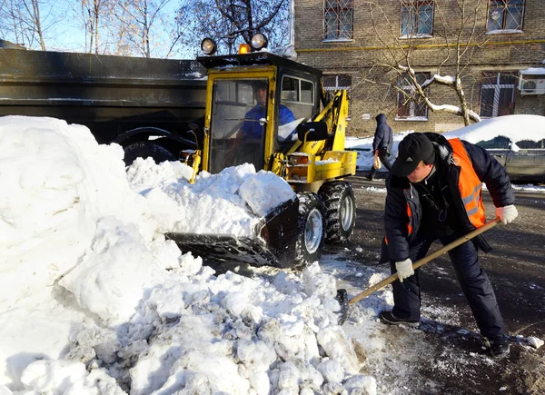 Moskau Russland Januar 2015 Mann Mit Schaufel Und Planierraupe Räumt — Stockfoto