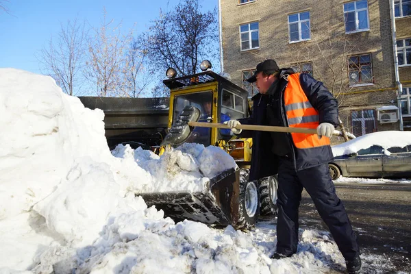 Moskou Rusland Januari 2015 Man Met Een Schop Bulldozer Sneeuw — Stockfoto