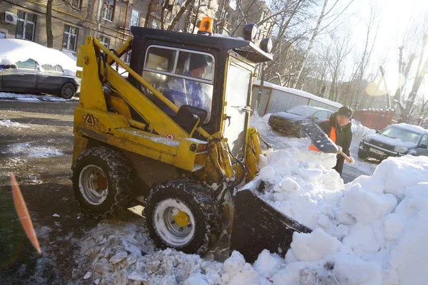 Moscow Rússia Janeiro 2015 Mini Trator Amarelo Neve Limpeza Trabalhador — Fotografia de Stock