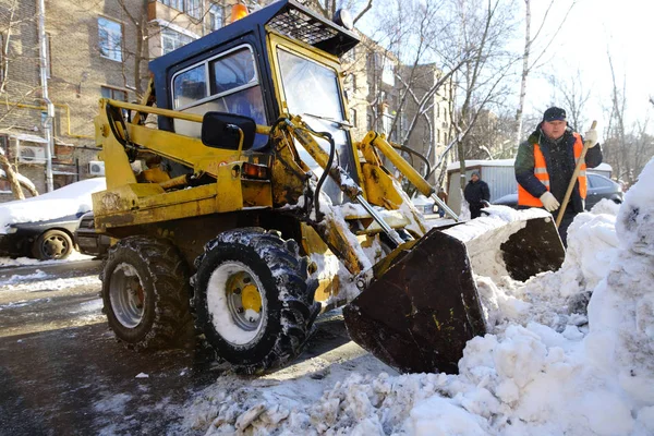 Μόσχα Ρωσία Ιανουάριος 2015 Κίτρινο Μίνι Τρακτέρ Και Εργαζόμενος Τον — Φωτογραφία Αρχείου