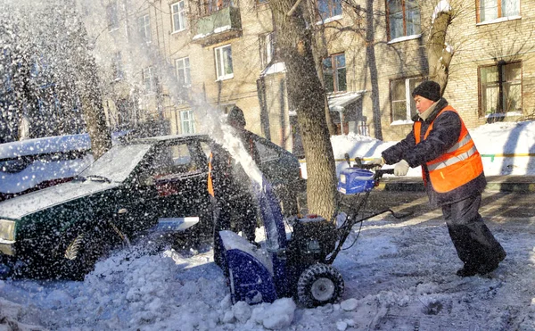 Moskwa Rosja Stycznia 2015 Woźny Oczyszcza Śnieg Czyszczenie Ulicach Miasta — Zdjęcie stockowe