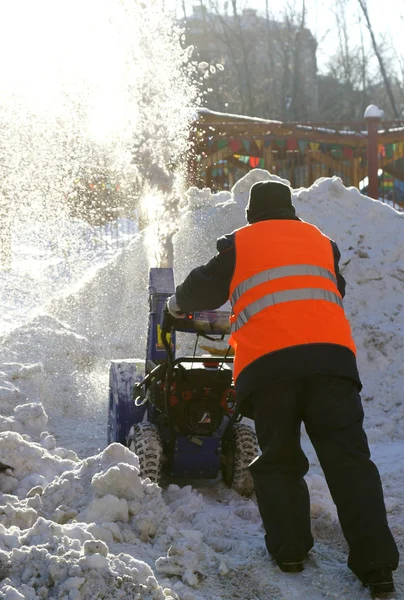 Inserviente Pulisce Neve Pulire Strade Della Città Inverno Mosca — Foto Stock