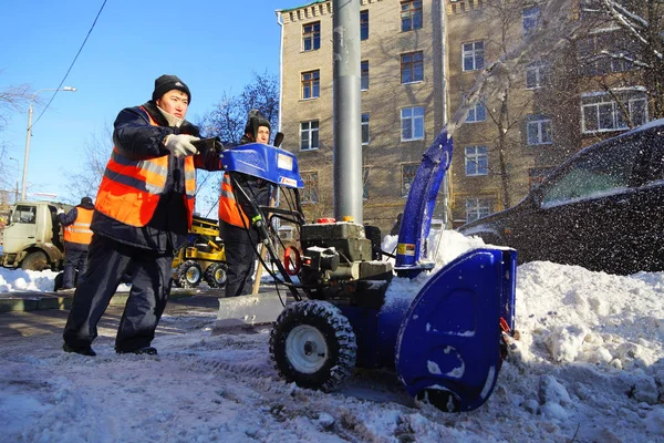 Moscow Russia January 2015 Janitor Cleans Snow Cleaning Streets City — Stock Photo, Image