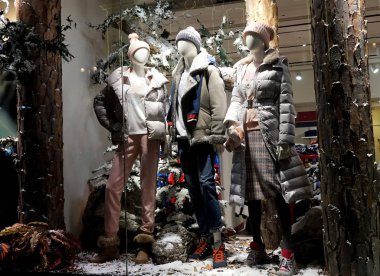 Moskova, Rusya - Kasım 2012: Vitrinler mankenler giyim mağazaları ile. Kış Noel dekorasyonu, gece görünümü.