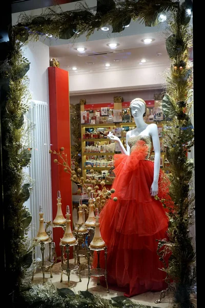 モスクワ ロシア連邦 2012 赤い女性のマネキンと店舗は衣料品店のドレスします 冬のクリスマス デコレーション — ストック写真