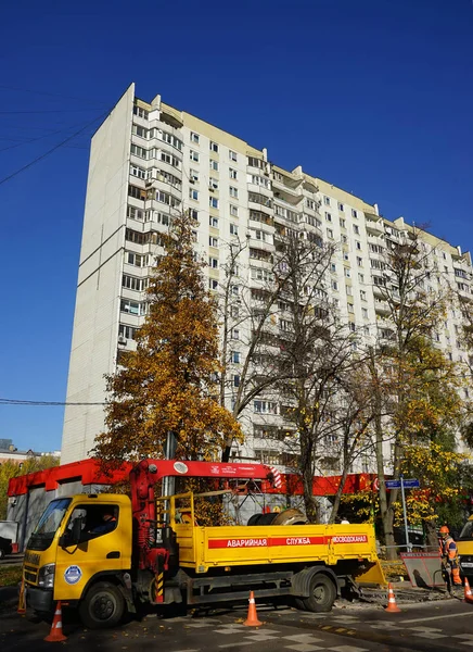 モスクワ ロシア連邦 Oktober 2012 のモスクワ 水路の緊急時サービス マシンと住宅 道路の修理 — ストック写真