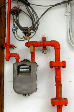Gaz metre ve duvardaki elektrik telleri.