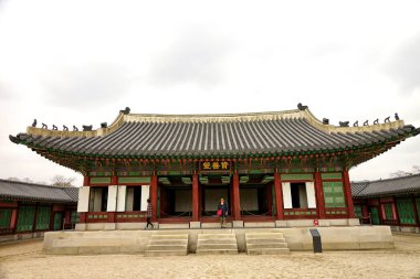 Seoul, Güney Kore - Nisan 2018: Gyeongbokgung Sarayı, antik mimari görünümünü.