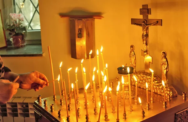 Kandelaar Met Kruisbeeld Brandende Kaarsen — Stockfoto