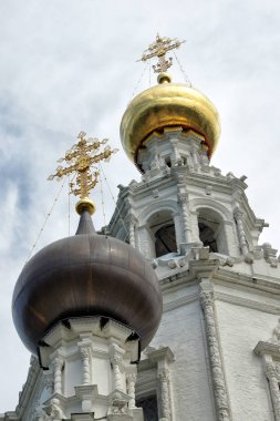 Kubbe ile ajur Ortodoks haçlar.