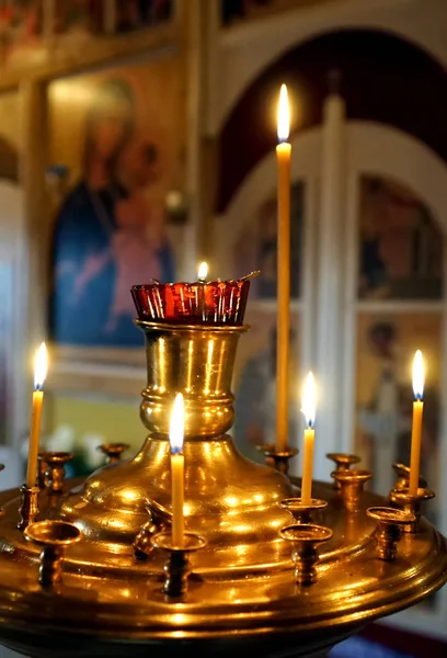 在一个正统的寺庙与燃烧的蜡烛的金色烛台 — 图库照片