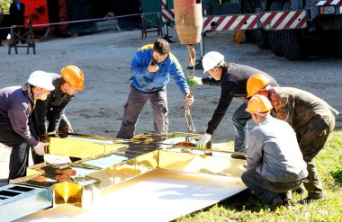 Moskova, Rusya - Mayıs 2016: Altın Christian haçı. İşçiler bir haç Tapınağı'nın kubbe yükseltmek için asansörü iliştirin..