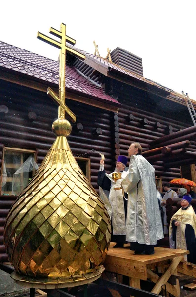 俄罗斯莫斯科 牧师在寺庙十字架上洒圣水 奉献圆顶 教会的建筑 — 图库照片