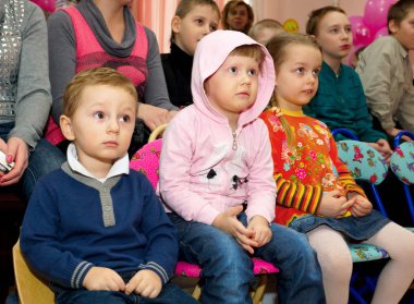 Moskova, Rusya - 2017 olabilir: Üç çocuk bahar festivali gösteri salonunda oturuyor.