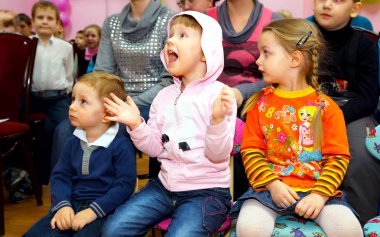 Moskova, Rusya - Mayıs 2017: Çocuklar gösteriyi izlemek, onların el çırp ve eğlenceli bahar festivalde gülmek.