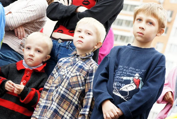 Moscú Rusia Mayo 2017 Tres Hermanos Están Viendo Espectáculo Infantil —  Fotos de Stock