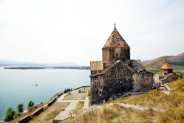 セバン湖 アルメニア ゲガルクニク地方セバン湖の北西海岸の修道院 — ストック写真