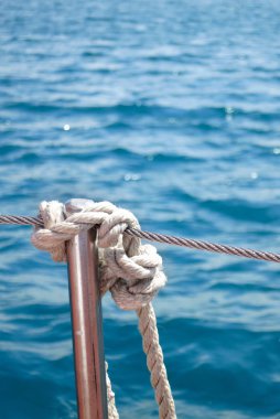 Düğüm, deniz arka plan üzerinde kalın ip.