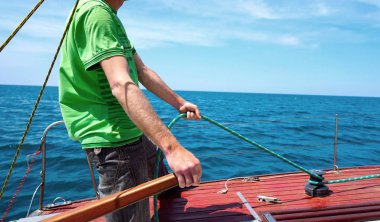 Adam sürüş yelkenli yat.