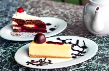 Pasta beyaz tabakta bir anlık görüntüsünü gerçek hayat.