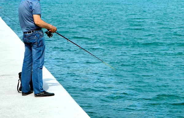 Man Dock Fishing Rod Catches Fish — Stock Photo, Image