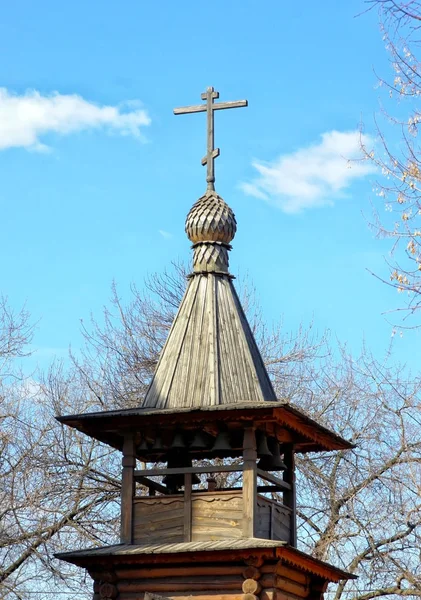 Dřevěný Pravoslavná Církev Kopule Křížem Modrá Obloha — Stock fotografie
