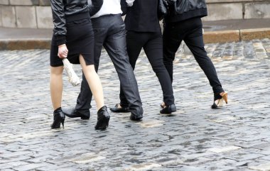 Bacaklar kaldırım yürüyen insan.