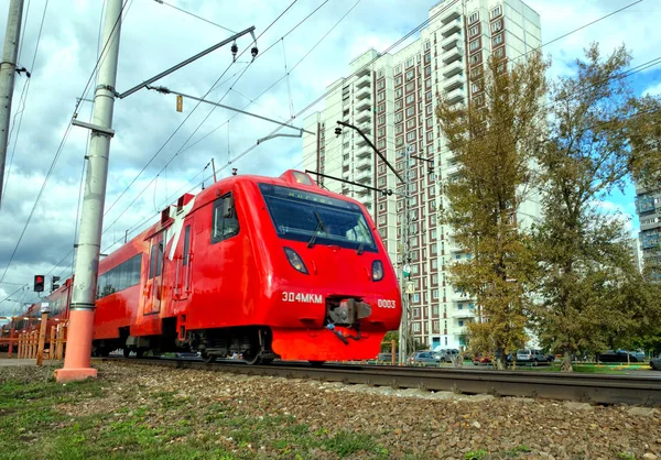 Moskva Ryssland September 2018 Elektriska Tåget Rusar Snabbt Förbi Bostadshus — Stockfoto