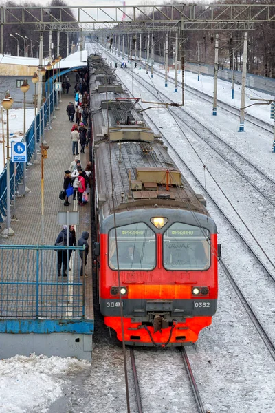 Moscow Rússia Janeiro 2017 Trem Plataforma Pessoas Sentam Nos Carros — Fotografia de Stock