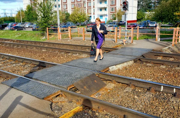 Moscú Rusia Septiembre 2018 Gente Cruza Ferrocarril Transición —  Fotos de Stock