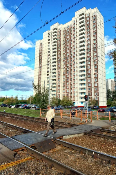 Moscú Rusia Septiembre 2018 Gente Cruza Ferrocarril Transición —  Fotos de Stock