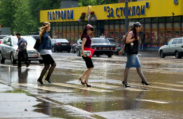 Moscú Rusia Septiembre 2018 Chicas Jóvenes Cruzan Calle Llueve Asfalto —  Fotos de Stock