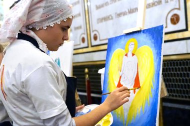 Moskova, Rusya - Ekim, 2018: Kız melek Katedral Mesih'in Savior çizer.