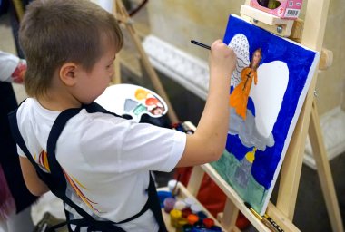 Moskova, Rusya - Ekim, 2018: Çocuk bir melek Katedral Mesih'in Savior çizer.