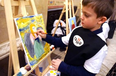 Moskova, Rusya - Ekim, 2018: Çocuk bir melek Katedral Mesih'in Savior çizer.