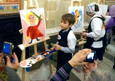 Moskova, Rusya - Ekim, 2018: Çocuk bir melek Katedral Mesih'in Savior çizer.