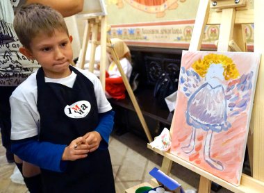 Moskova, Rusya - Ekim, 2018: Çocuk bir melek Katedral Mesih'in Savior çizer.