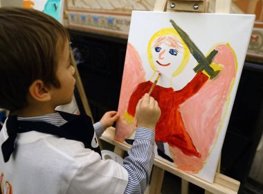 Moskova, Rusya - Ekim, 2018: Çocuk bir melek Katedral Mesih'in Savior çizer.