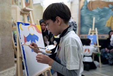 Moskova, Rusya - Ekim, 2018: Çocuk bir melek Katedral Mesih'in Savior çizer.