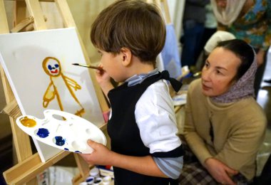 Moskova, Rusya - Ekim, 2018: Çocuk bir melek Katedral Mesih'in Savior çizer.