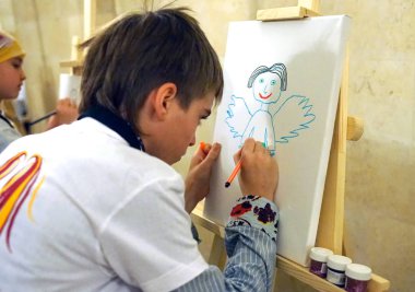 Moskova, Rusya - Ekim, 2018: Çocuk bir melek Katedral Mesih'in Savior çizer.