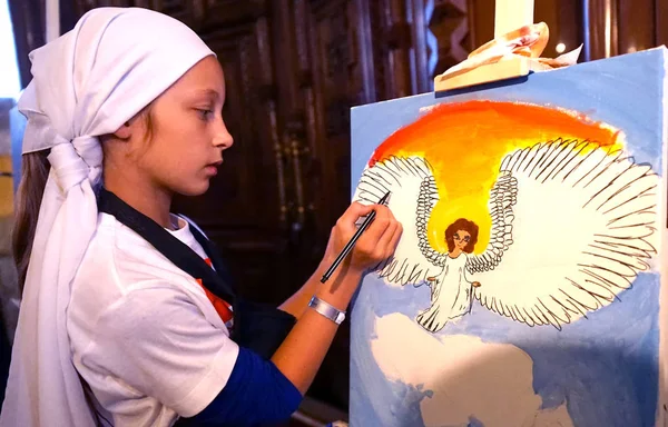 Moskova, Rusya - Ekim, 2018: Kız melek Katedral Mesih'in Savior çizer.