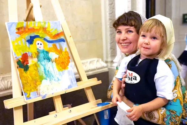 Moskova, Rusya - Ekim, 2018: Kız melek Katedral Mesih'in Savior çizer.