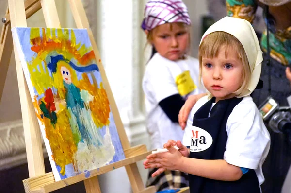 Moskova, Rusya - Ekim, 2018: Kız melek Katedral Mesih'in Savior çizer.