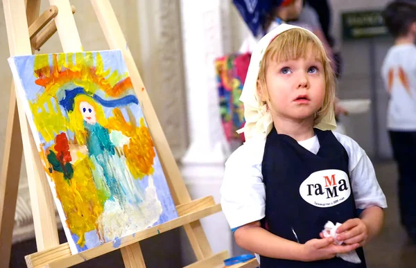 Moskova, Rusya - Ekim, 2018: Kız melek Katedral Mesih'in Savior çizer.