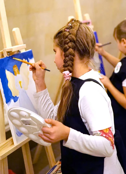 Moskova, Rusya - Ekim, 2018: Kız melek Katedral Mesih'in Savior çizer.