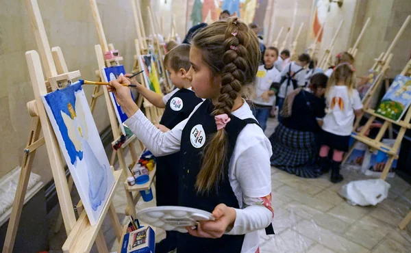 Moskova, Rusya - Ekim, 2018: Kız melek Katedral Mesih'in Savior çizer.